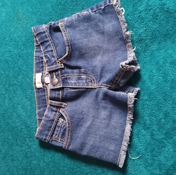 Girls cut off shorts - Picture 1 of 3